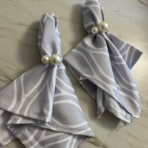 Set of 4 Cloth Napkins, Ogee Design, Silvery-Gray and White, NWT.
